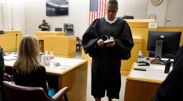 Ateos demandan a juez que donó Biblia a una expolicía condenada
